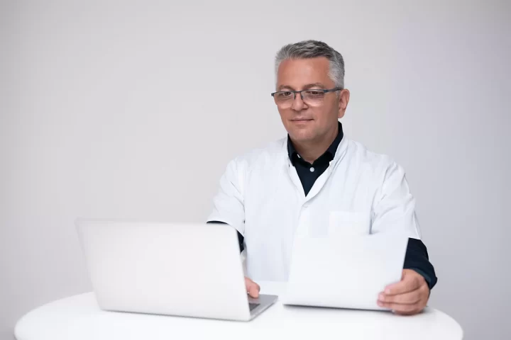 Dr. Florin Graur oferind o consultație online la laptop